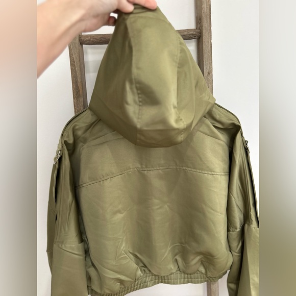 Pretty Little Thing Army Green Cropped Satin Oversized Bomber Jacket 4 / 10 NWT - Picture 7 of 8